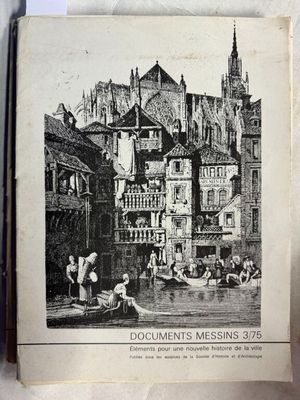 un vieux livre sur lequel figure l'image d'une ville