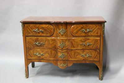 COMMODE en bois de placage oiuvrant à quatre tiroirs sur tro…