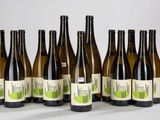 six bouteilles de vin sont alignées sur une table