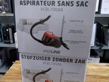 deux cartons contenant des aspirateurs posés sur une table en bois
