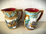 deux vases posés sur une table