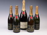 six bouteilles de champagne sont alignées