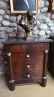 Etroite commode de style Empire en acajou et placage, platea…