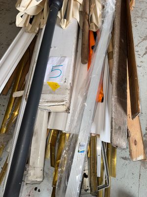 un tas d'objets divers posés sur un chariot