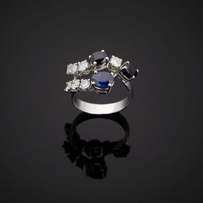 Bague en or gris 750°°° (tête d'aigle) à silhouette ondulée …