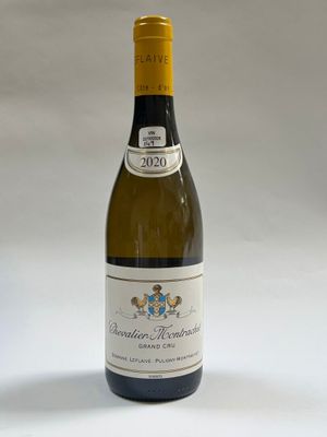 une bouteille de vin posée sur une table