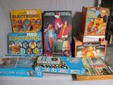 beaucoup de vieux jouets posés sur une table recouverte d'une nappe blanche