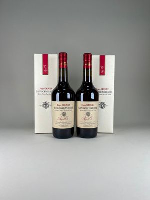 deux bouteilles de vin posées l'une à côté de l'autre sur une table