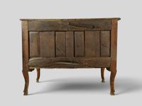 Commode à façade arbalète en noyer mouluré patiné. (photo 6)
