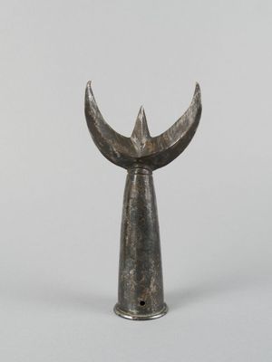 une image représentant un objet métallique orné d'une tête d'oiseau