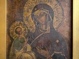 une peinture ancienne représentant une femme tenant un enfant sur ses genoux