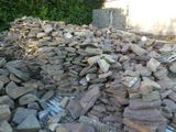 un tas de pierres posé par terre à côté d'un bâtiment
