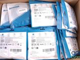 une boîte remplie de matériel médical posée sur une table
