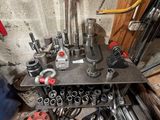 une photo montrant un ensemble d'outils posés sur une table