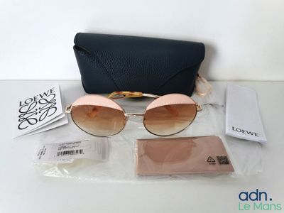 une paire de lunettes de soleil et un portefeuille posés sur une table