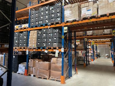 15 rangées de racks à palette soit 78 travées en métal orang… - Photo 1