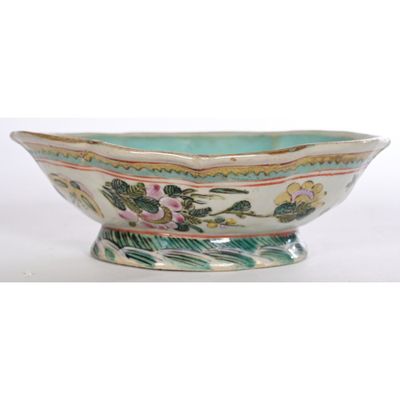 COUPE polylobée en porcelaine de CHINE à décor floral.