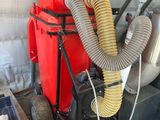 un boîtier rouge auquel est raccordé un tuyau et un boîtier rouge auquel est raccordé un tuyau