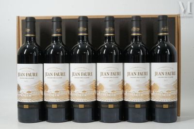 six bouteilles de vin rouge dans un coffret en bois sur une table