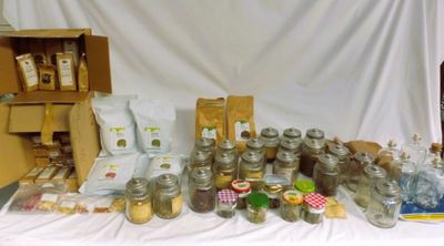 de nombreux bocaux remplis de nourriture sur une table