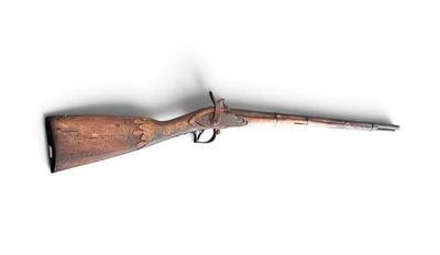 un vieux fusil avec un canon en bois sur fond blanc