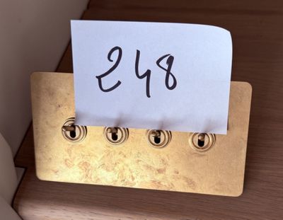 une photo d'un porte-notes sur lequel figure un chiffre