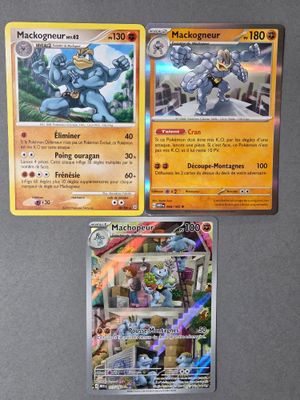 Trois cartes Pokémon sont posées les unes à côté des autres sur une table.