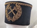 un chapeau noir orné d'un emblème doré