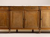 un buffet ancien en bois avec un plateau en marbre dans une pièce