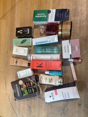 de nombreux types de produits de soins de la peau sur la table
