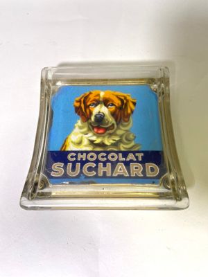 une boîte en verre sur laquelle est représenté un chien