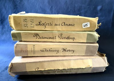 trois livres sont empilés les uns sur les autres sur un fond bleu