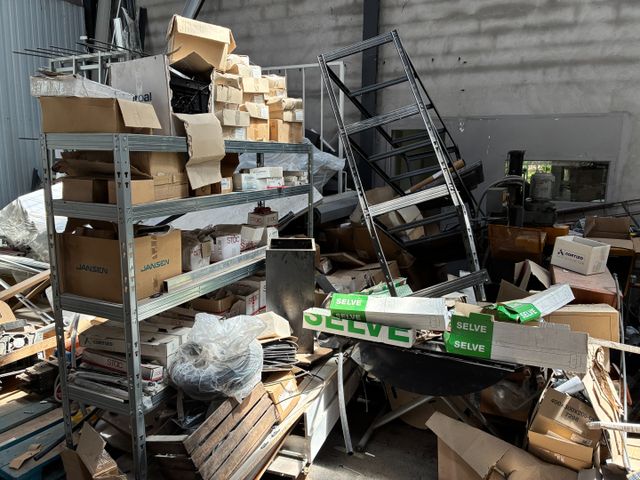 Stock de moteurs de volets roulants, stock de quincaillerie, chut...