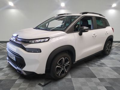 la citrole blanche est garee sur un carrelage en damier