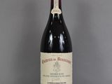 une bouteille de vin posée sur une table