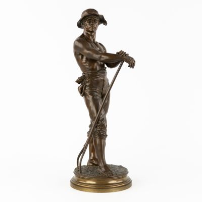 une statue en bronze représentant un homme muni d'une canne et portant un chapeau