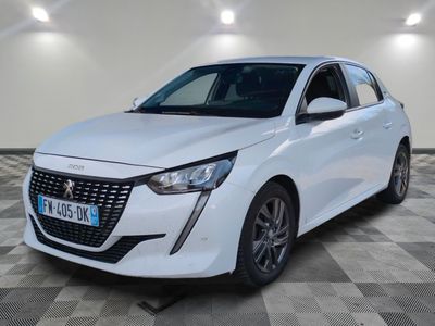 une voiture blanche garée dans une pièce au sol en damier