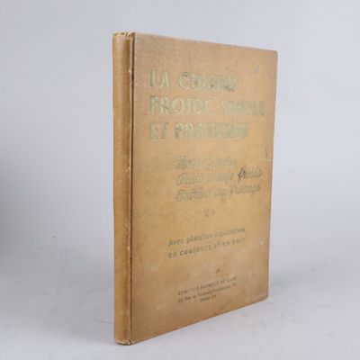 un vieux livre posé sur une table sur une surface blanche
