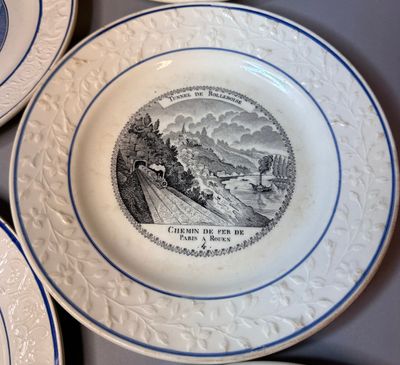 76. Réunion de 13 assiettes en faïence fine de Choisy, début…