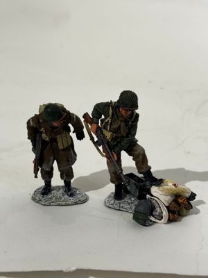 two figurines of two soldiers with a rifle and a bag