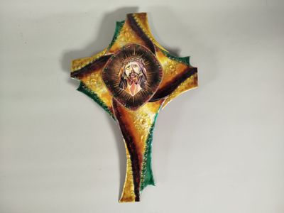 tableau représentant une croix sur laquelle figure une image de Jésus