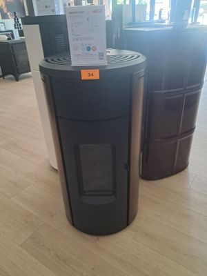 une poubelle noire posée à côté d'une poubelle noire