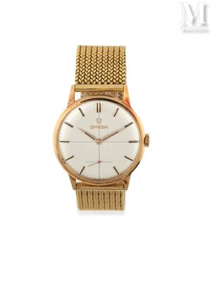 un gros plan d'une montre en or au cadran blanc
