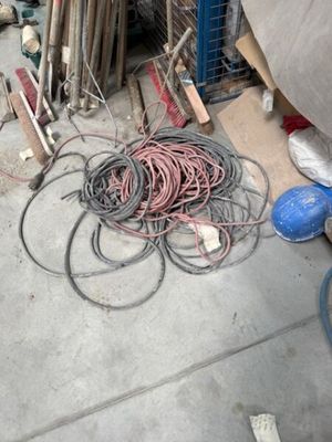 un tas de câbles par terre dans un garage