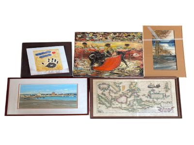 de nombreux tableaux exposés au mur