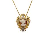 Gros plan sur un collier portant l'image d'une femme