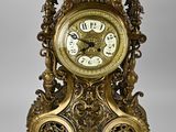une horloge en or posée sur une table