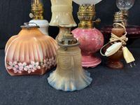 Lot comprenant quatre lampes à pétrole dont d'une à forme de… (photo 2)