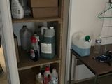 une armoire sur laquelle sont posées de nombreuses bouteilles et récipients