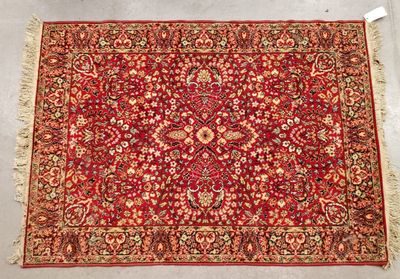 un tapis rouge à motifs floraux